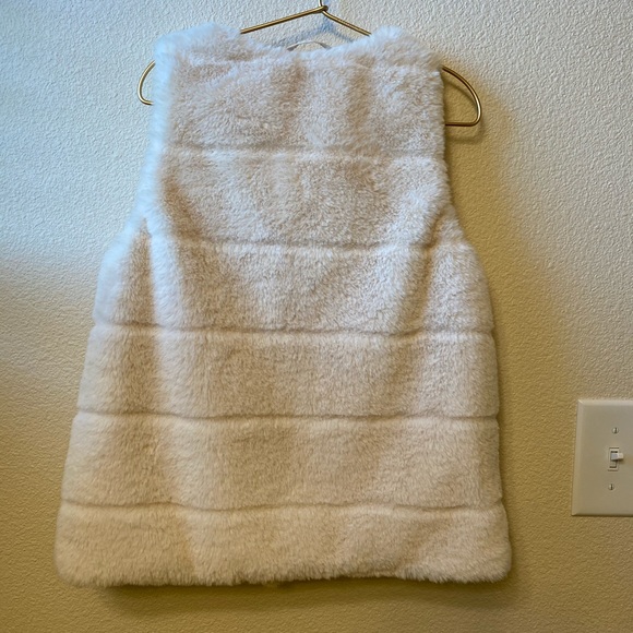 ZARA | Cream Faux Fur Vest - Picture 3 of 8